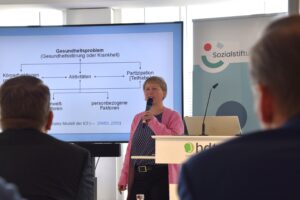 Prof. Dr. Kathrin Römisch hält eine Präsentation bei der Veranstaltung zum Verbundvorhaben 'Assistive Technik im Wohnen in der Eingliederungshilfe'.