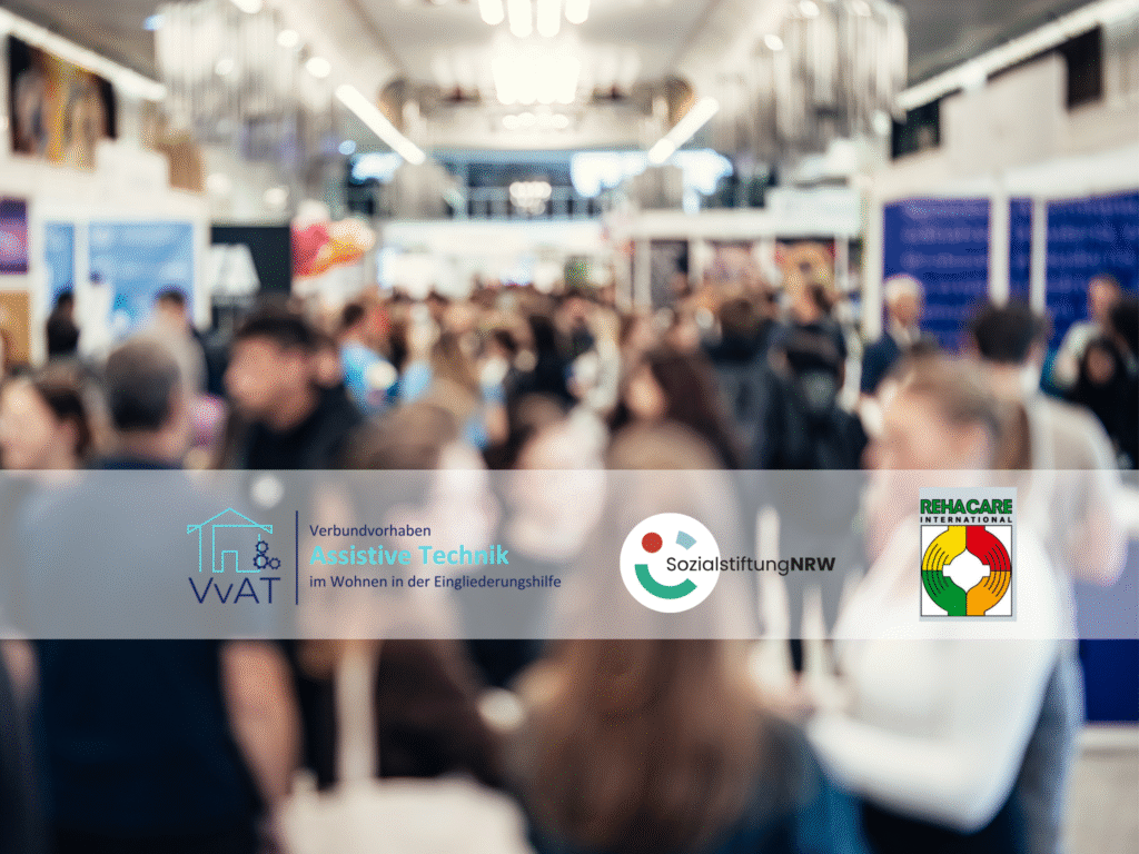 Das Bild zeigt eine verschwommene Darstellung einer Messe, auf der viele Personen laufen. Es ist das Logo VvAT, der SozialstiftungNRW und der RehaCAre zu sehen.